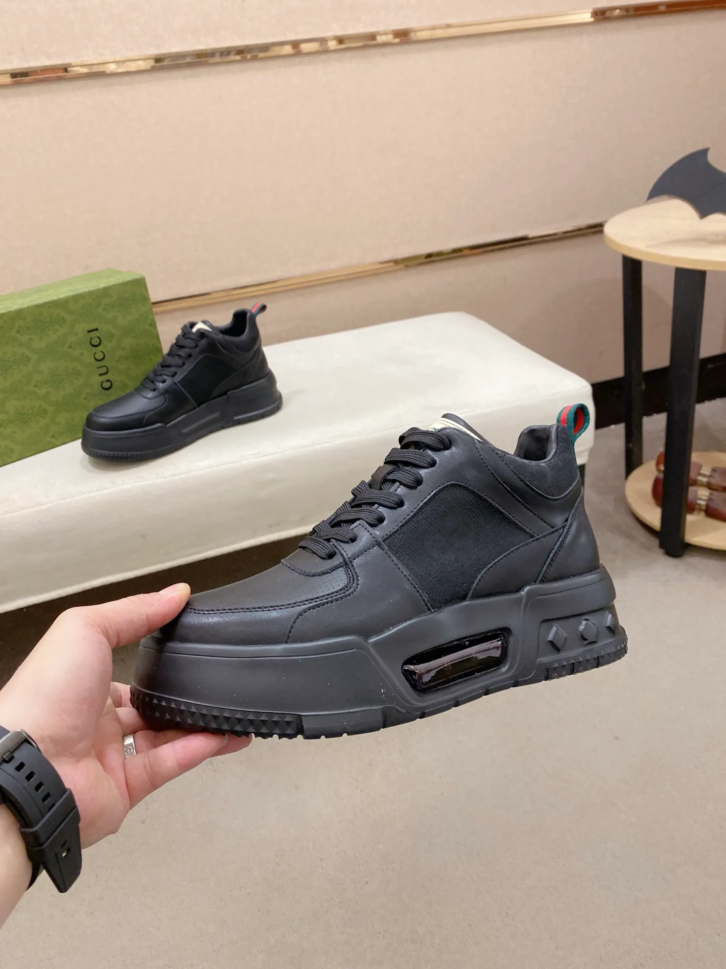 Factory price: 442💰 (GUCCI) The latest model from the official website🎁🎁Casual and fashionable men's shoes👟, hot style💥The style is simple and elegant, exclusive for trendy men. Unique official website's latest brand elements👑original Gucci decoration, fashionable and generous, the fabric is original cowhide ✅sheepskin lining, the official website specifies wear-resistant casual outsole, the classic model is taken in kind at the counter🎬38-44 (can be customized for 45 non-refundable)